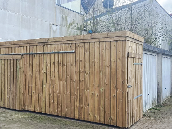 Holzverkleidung an einem Nebengebäude