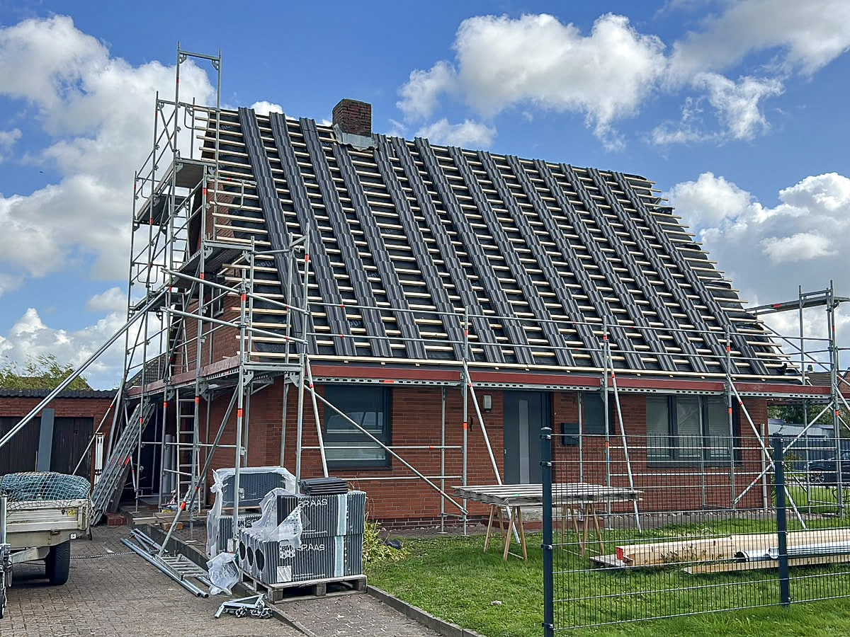 Wohnhaus während Arbeiten am Dach